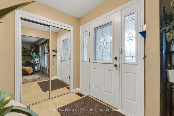 Photo 6 at 8 Malcolm Crescent, Central Park, Brampton