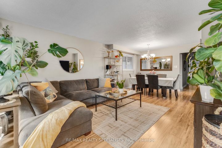 Photo 7 at 8 Malcolm Crescent, Central Park, Brampton