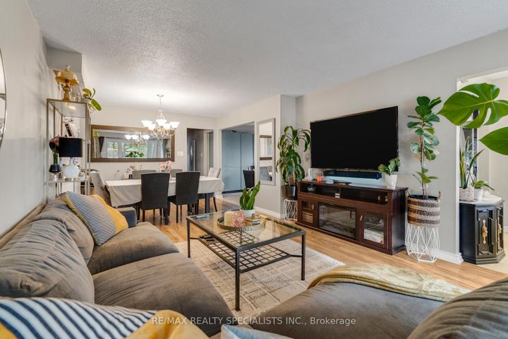 Photo 9 at 8 Malcolm Crescent, Central Park, Brampton