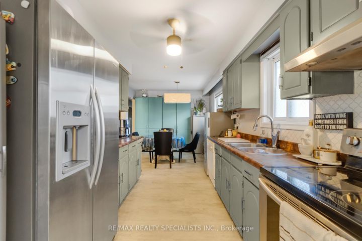 Photo 11 at 8 Malcolm Crescent, Central Park, Brampton