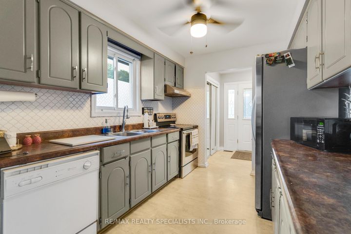 Photo 12 at 8 Malcolm Crescent, Central Park, Brampton