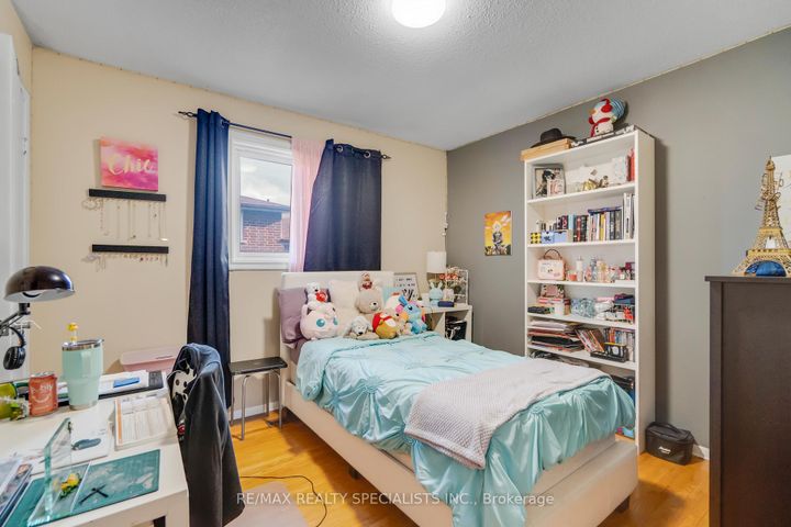 Photo 14 at 8 Malcolm Crescent, Central Park, Brampton