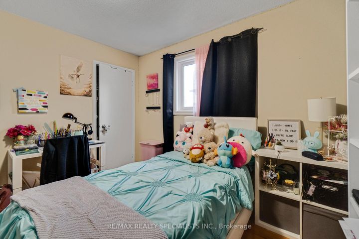 Photo 15 at 8 Malcolm Crescent, Central Park, Brampton