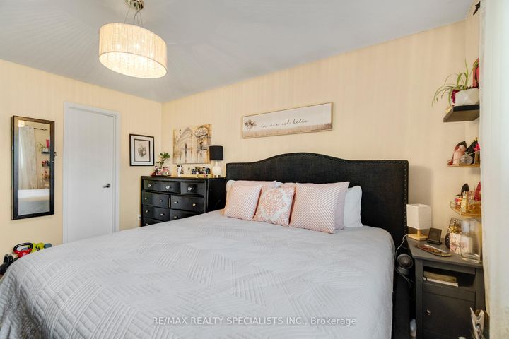 Photo 17 at 8 Malcolm Crescent, Central Park, Brampton