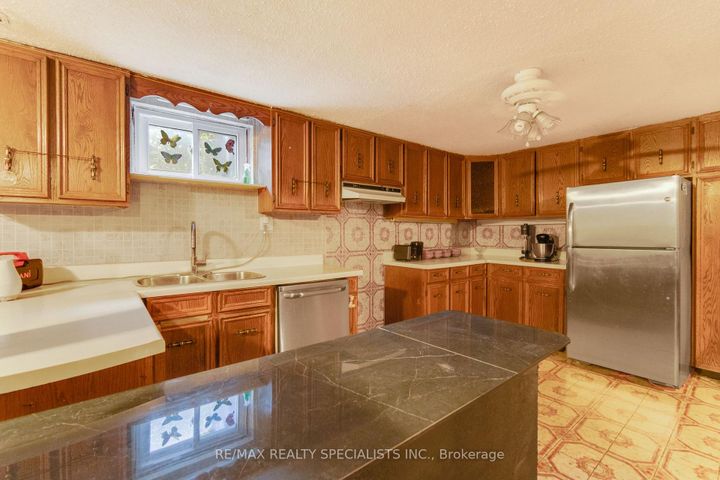 Photo 27 at 8 Malcolm Crescent, Central Park, Brampton