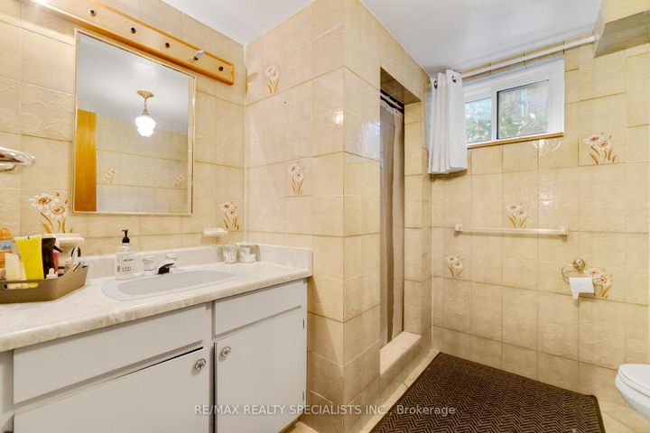 Photo 30 at 8 Malcolm Crescent, Central Park, Brampton