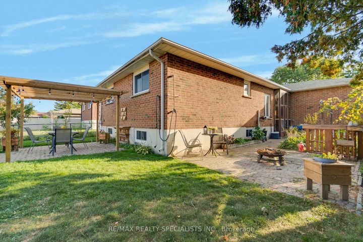 Photo 32 at 8 Malcolm Crescent, Central Park, Brampton