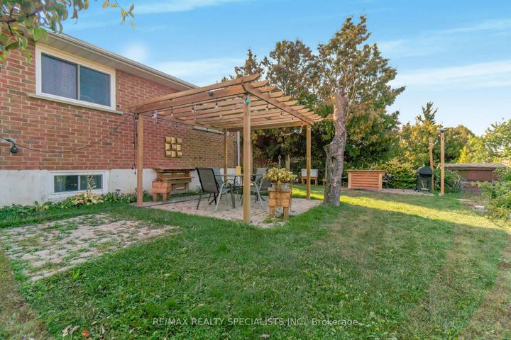 Photo 33 at 8 Malcolm Crescent, Central Park, Brampton