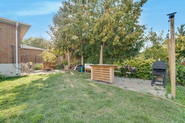 Photo 34 at 8 Malcolm Crescent, Central Park, Brampton