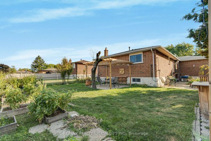 Photo 35 at 8 Malcolm Crescent, Central Park, Brampton