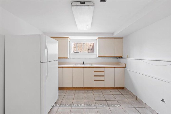 Photo 23 at 37 Brandy Crescent, East Woodbridge, Vaughan