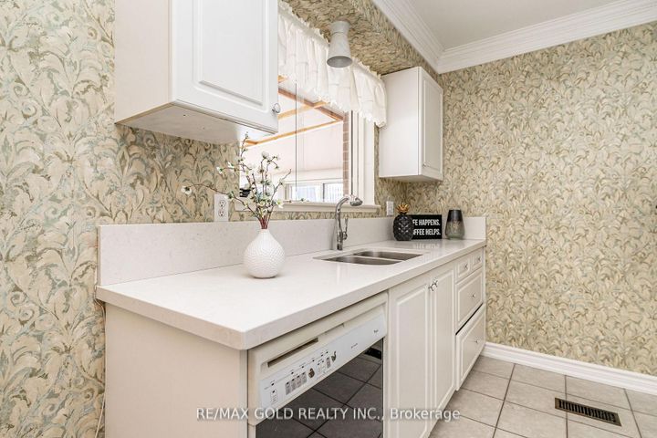 Photo 16 at 29 Chesterfield Road, Brampton East, Brampton