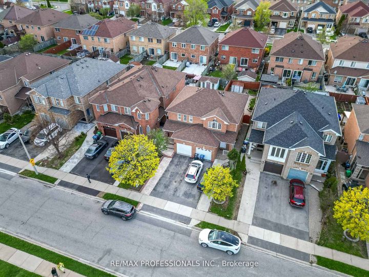 Photo 2 at 96 Lake Louise Drive, Fletcher's Meadow, Brampton