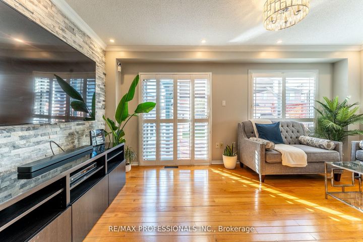 Photo 6 at 96 Lake Louise Drive, Fletcher's Meadow, Brampton