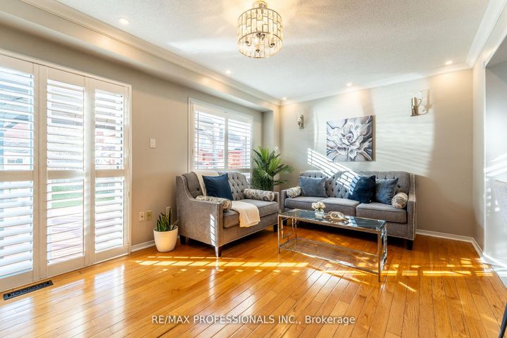 Photo 8 at 96 Lake Louise Drive, Fletcher's Meadow, Brampton