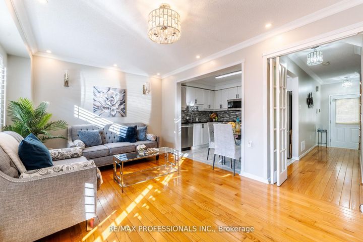 Photo 9 at 96 Lake Louise Drive, Fletcher's Meadow, Brampton