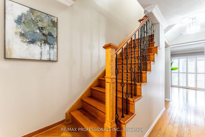 Photo 10 at 96 Lake Louise Drive, Fletcher's Meadow, Brampton