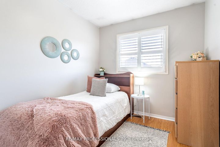 Photo 11 at 96 Lake Louise Drive, Fletcher's Meadow, Brampton