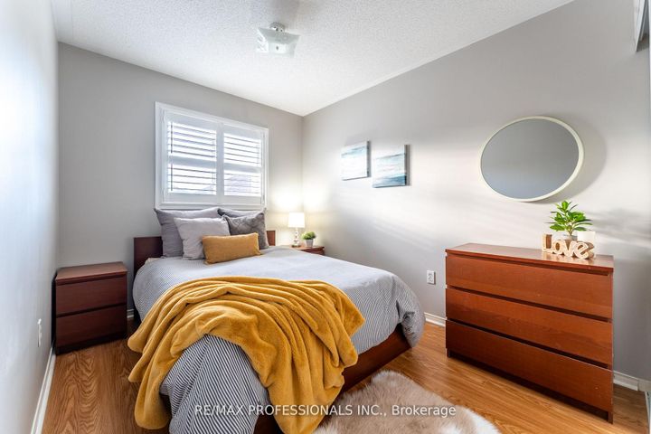 Photo 12 at 96 Lake Louise Drive, Fletcher's Meadow, Brampton