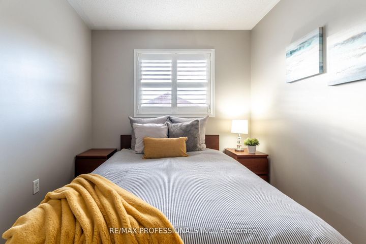 Photo 13 at 96 Lake Louise Drive, Fletcher's Meadow, Brampton