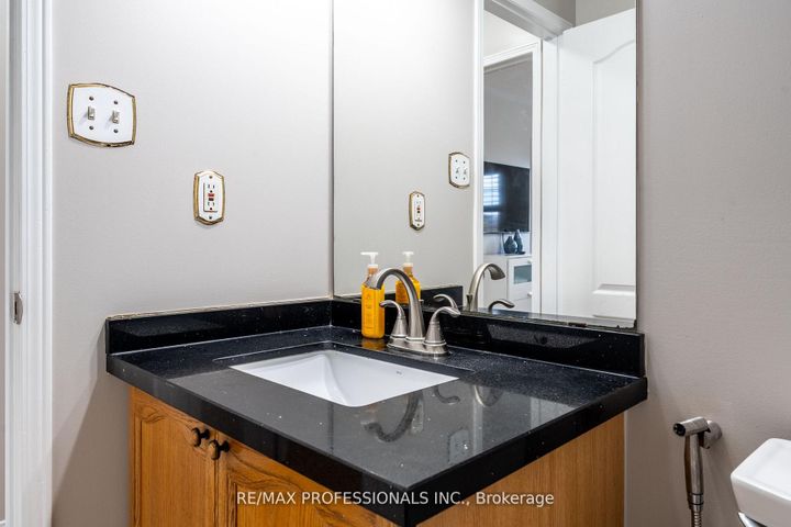 Photo 16 at 96 Lake Louise Drive, Fletcher's Meadow, Brampton