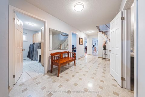 Photo 4 at 4322 Waterford Crescent, Hurontario, Mississauga