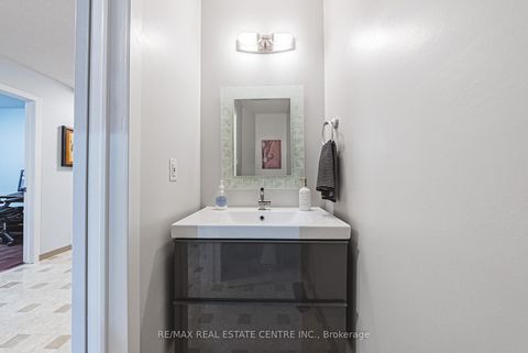 Photo 5 at 4322 Waterford Crescent, Hurontario, Mississauga