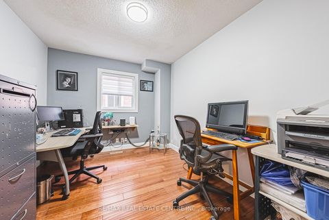 Photo 6 at 4322 Waterford Crescent, Hurontario, Mississauga