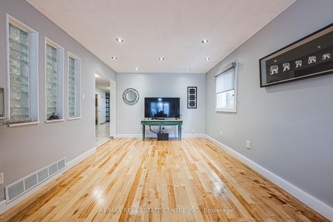 Photo 7 at 4322 Waterford Crescent, Hurontario, Mississauga
