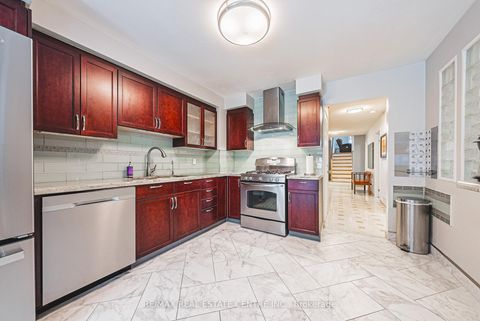 Photo 11 at 4322 Waterford Crescent, Hurontario, Mississauga