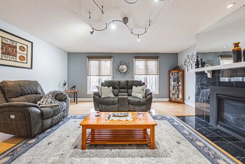 Photo 15 at 4322 Waterford Crescent, Hurontario, Mississauga