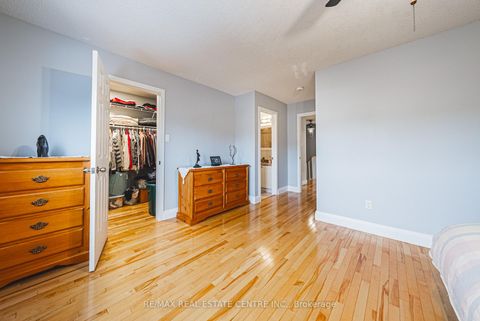 Photo 20 at 4322 Waterford Crescent, Hurontario, Mississauga