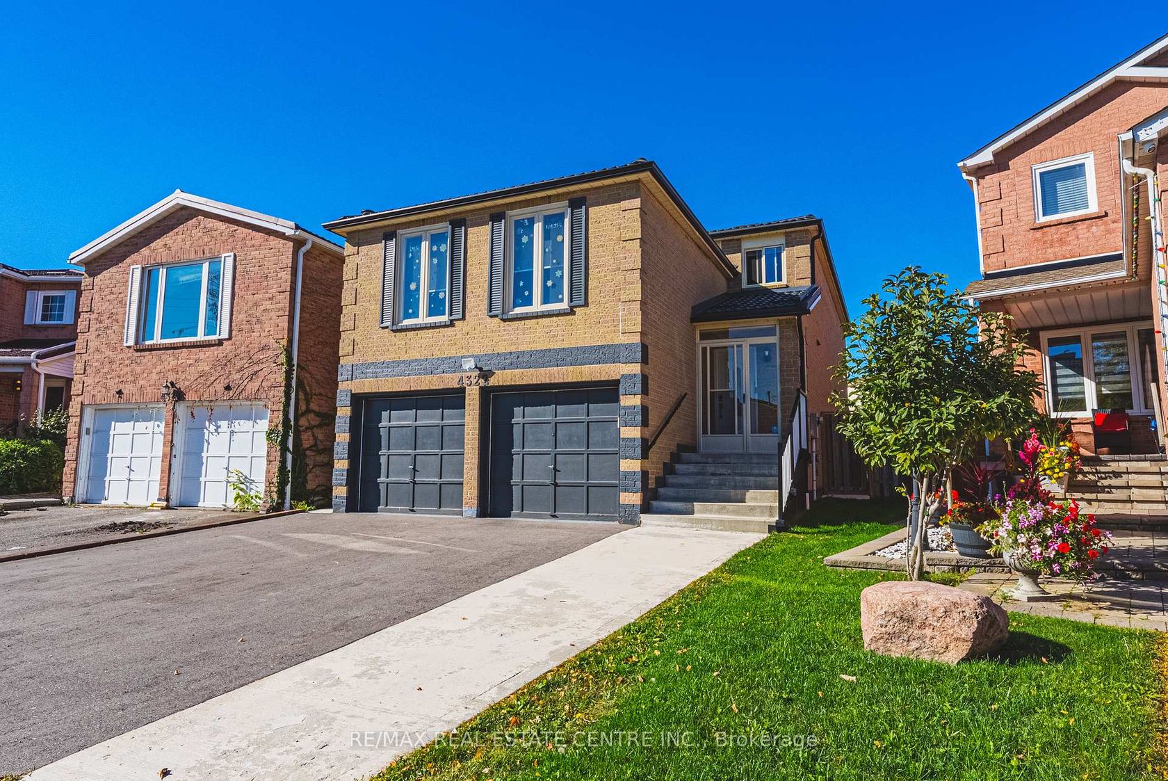 4322 Waterford Crescent, Hurontario, Mississauga photo number 2