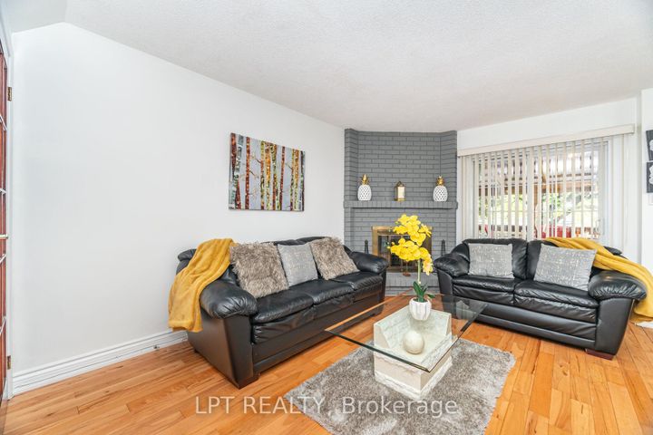 Photo 6 at 27 Woodsview Avenue, Clairville, Toronto