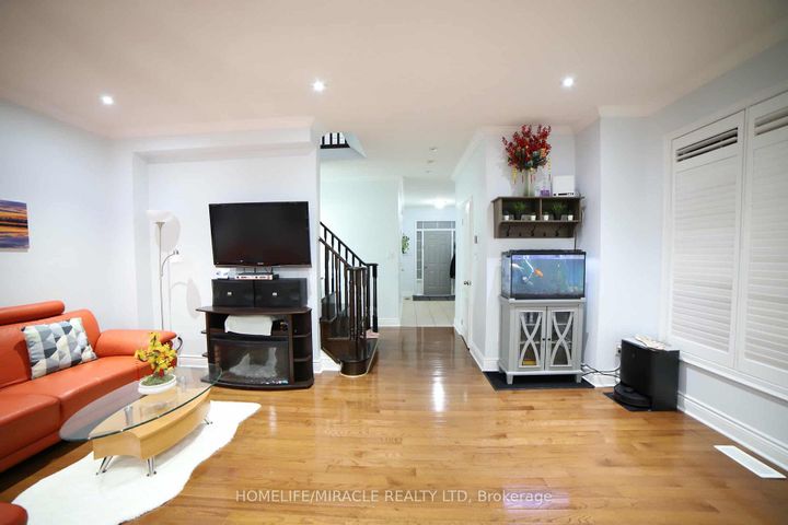 Photo 11 at 243 Venice Gate Drive, Vellore Village, Vaughan