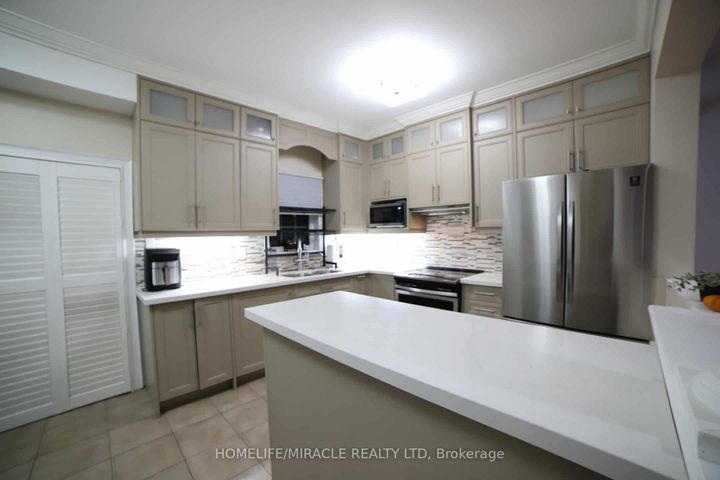 Photo 18 at 243 Venice Gate Drive, Vellore Village, Vaughan