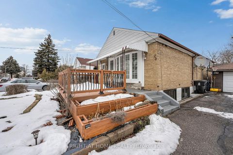 Photo 3 at 5 Hollingworth Drive, Dorset Park, Toronto