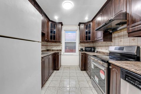 Photo 11 at 5 Hollingworth Drive, Dorset Park, Toronto