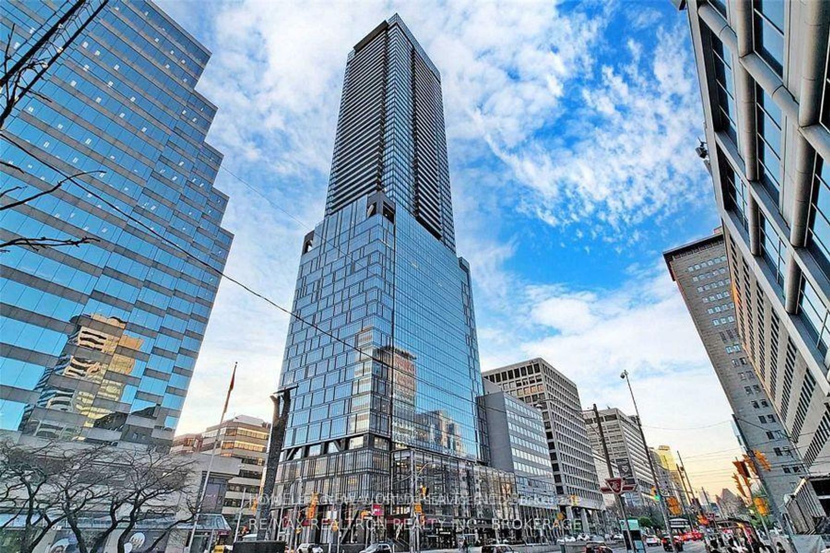 2910 - 488 University Avenue, Chinatown, Toronto photo number 2