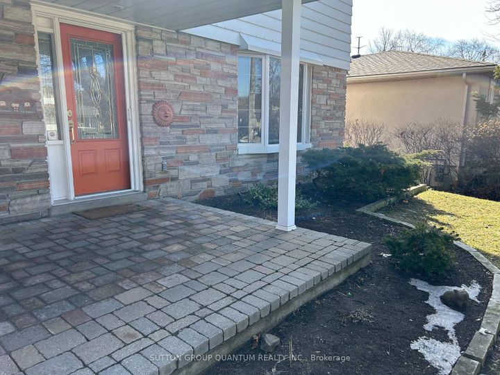 Photo 2 at 1814 Barsuda Drive, Clarkson, Mississauga