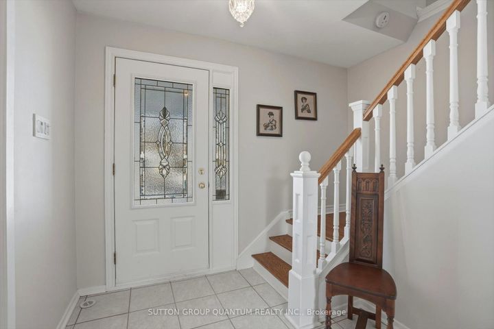 Photo 3 at 1814 Barsuda Drive, Clarkson, Mississauga