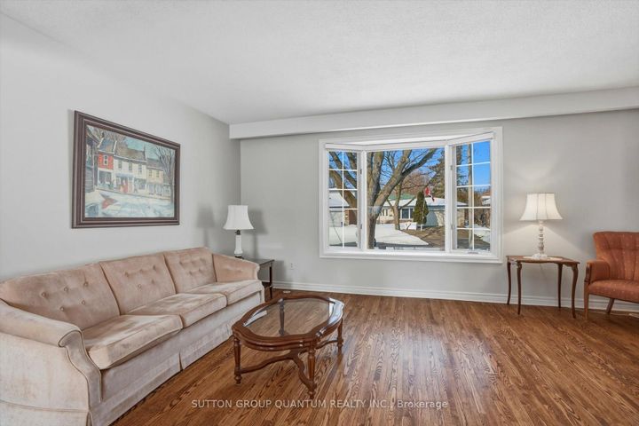 Photo 4 at 1814 Barsuda Drive, Clarkson, Mississauga
