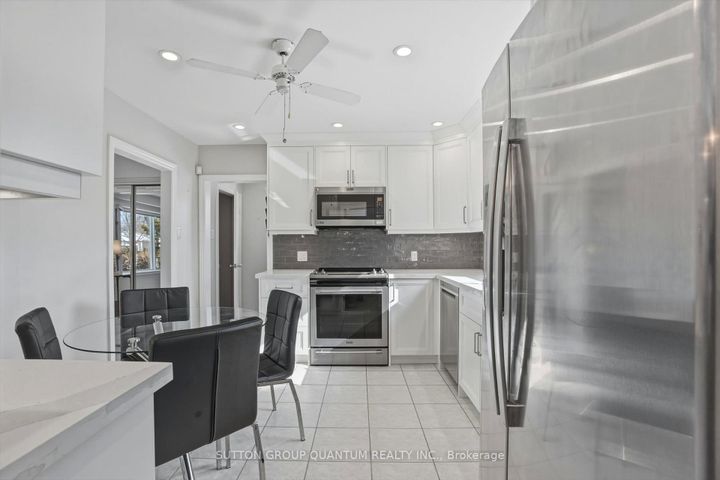 Photo 12 at 1814 Barsuda Drive, Clarkson, Mississauga