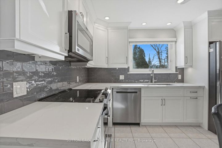 Photo 14 at 1814 Barsuda Drive, Clarkson, Mississauga