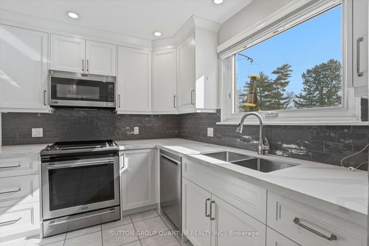 Photo 15 at 1814 Barsuda Drive, Clarkson, Mississauga