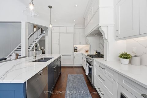 Photo 11 at 107 - 16 Bonnell Crescent, Aurora Estates, Aurora