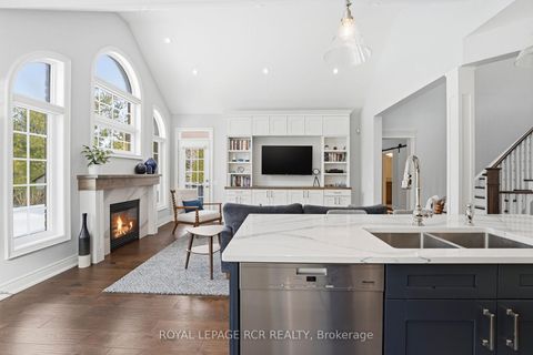 Photo 12 at 107 - 16 Bonnell Crescent, Aurora Estates, Aurora