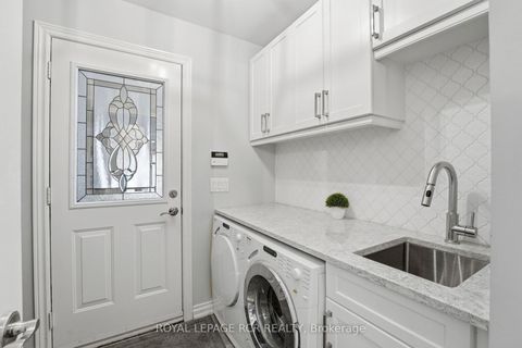 Photo 18 at 107 - 16 Bonnell Crescent, Aurora Estates, Aurora