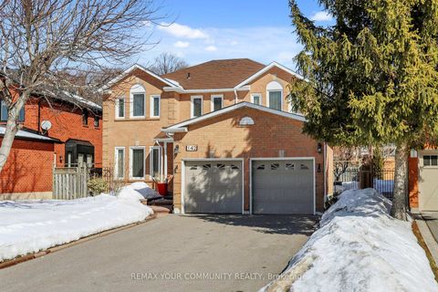Photo 1 at 142 Waterside Crescent, Maple, Vaughan