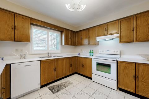 Photo 10 at 142 Waterside Crescent, Maple, Vaughan